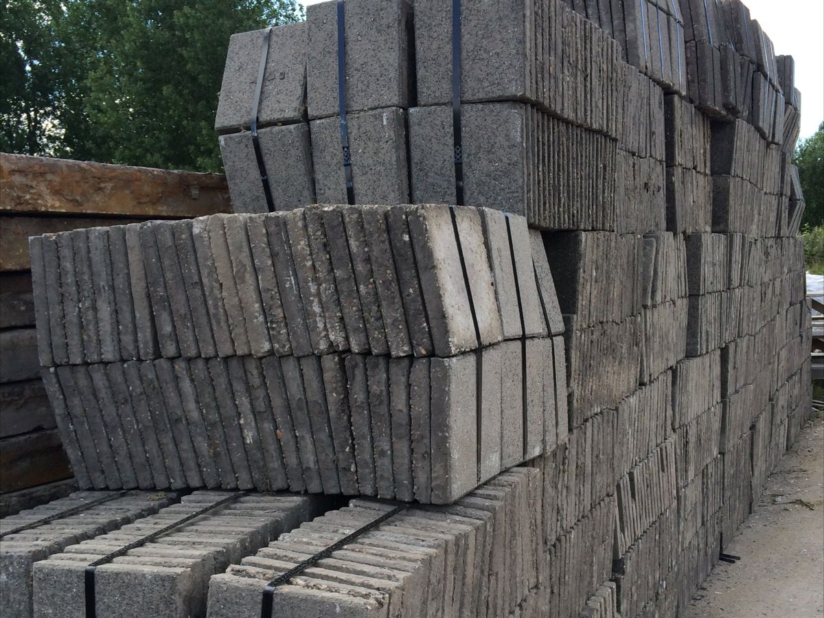 Omgaan met Vervolgen boom Betonnen tegels 30x30 4,5 dik - Klinkerconcurrent
